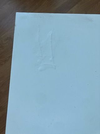 Mesa auxiliar blanca de madera