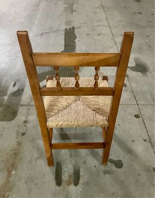 Silla de madera maciza con asiento de anea