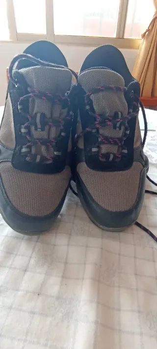 Zapatillas deportivas negras y grises