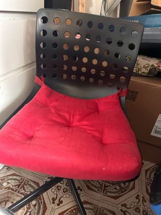 Sedia girevole Ikea nera con cuscino rosso