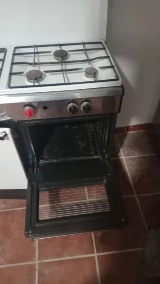 Horno de cocina blanco y plateado