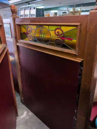 Banco de madera con respaldo y vidriera