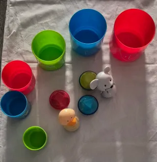 Juguetes infantiles: vasos y figuras