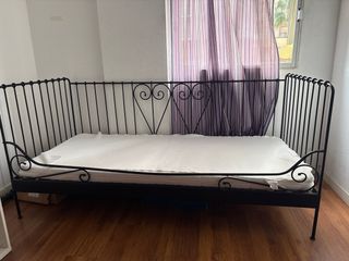 Estantería, espejo y cama de hierro forjado