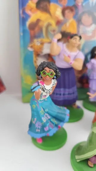 Figuras y libro encanto