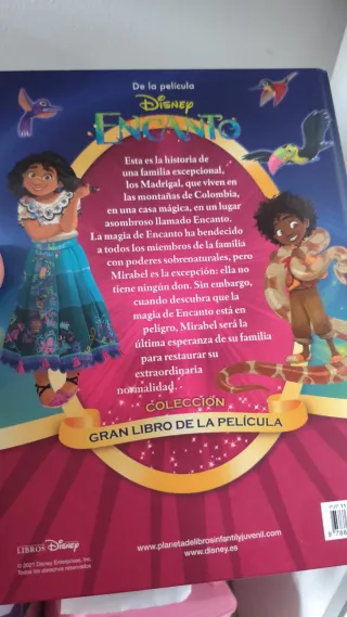 Figuras y libro encanto