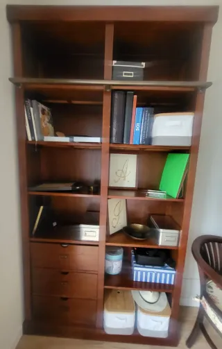 Librería de teka con detalles metálicos de Banak