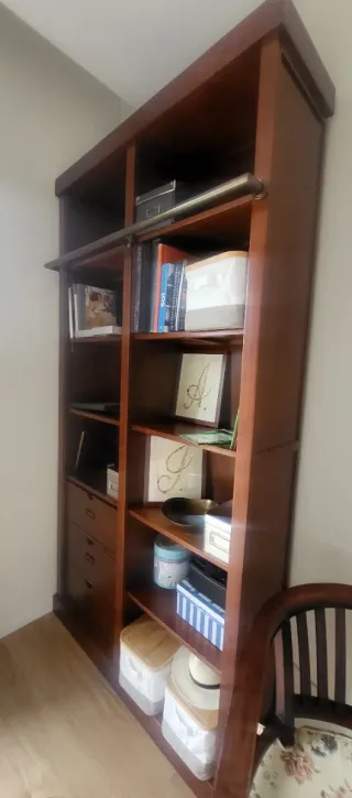 Librería de teka con detalles metálicos de Banak
