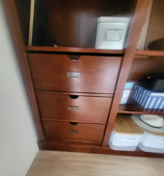 Librería de teka con detalles metálicos de Banak