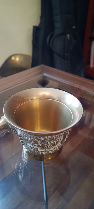 Mortero y mano de bronce decorado