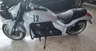 Moto custom gris y negra Dela marca