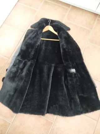 Abrigo hasta las rodillas negro con forro de pelo.