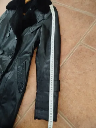 Abrigo hasta las rodillas negro con forro de pelo.