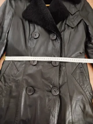 Abrigo hasta las rodillas negro con forro de pelo.