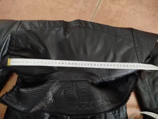 Abrigo hasta las rodillas negro con forro de pelo.