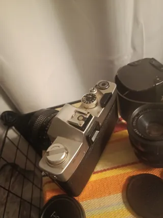 Cámara Reflex Analógica Plata y Negra