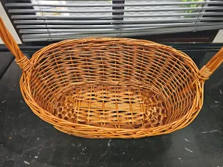 Cesta de mimbre con asa