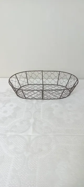 Panera antigua de alambre