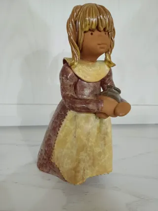 Figura de barro niña con jarra