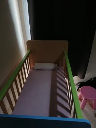 Cuna de madera con barandillas