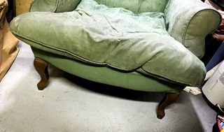 Clasico Sillón orejero de madera tapizado en napa