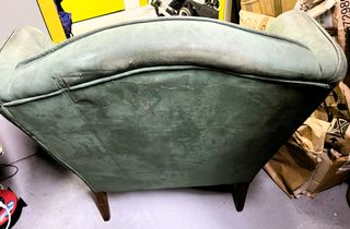 Clasico Sillón orejero de madera tapizado en napa