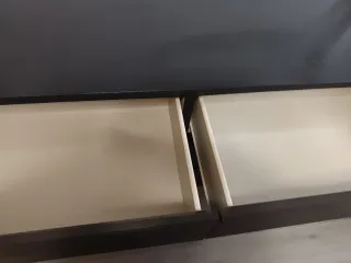 Cómoda de madera oscura