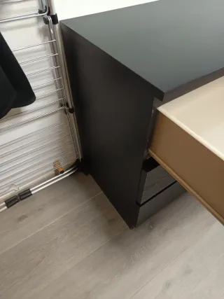 Cómoda de madera oscura