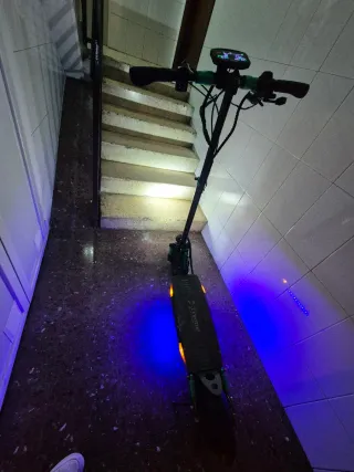 Patinete eléctrico con luces LED