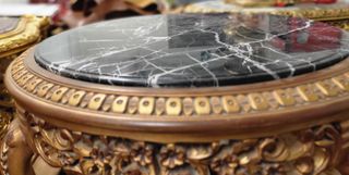 Tavolo rotondo marmo nero e oro