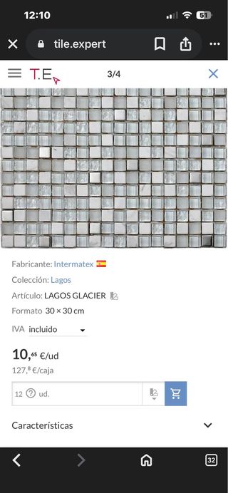 Mosaico de azulejos blanco y plateado