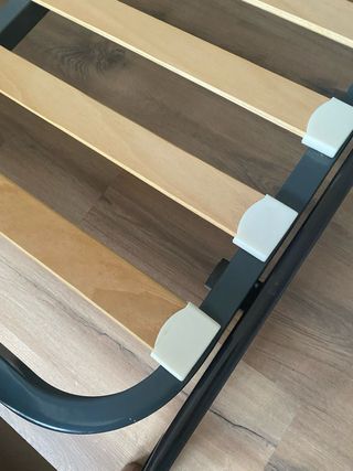 Cama con somier de madera y metal