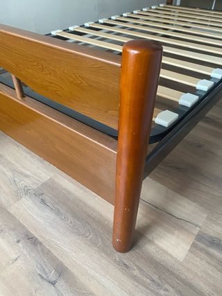 Cama con somier de madera y metal