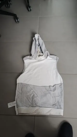 Sudadera sin mangas Nike gris y blanca