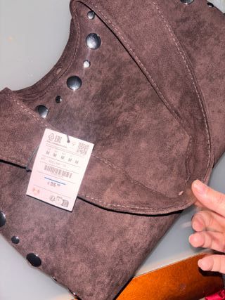 Bolso Shoppy marrón con tachuelas