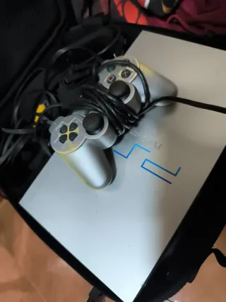 Funda Negra PlayStation 2 y PlayStation 2 completa