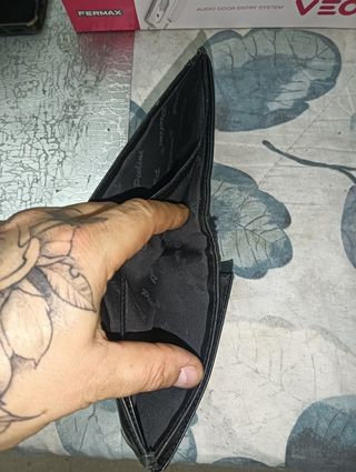 Carteras de piel marrones y negra