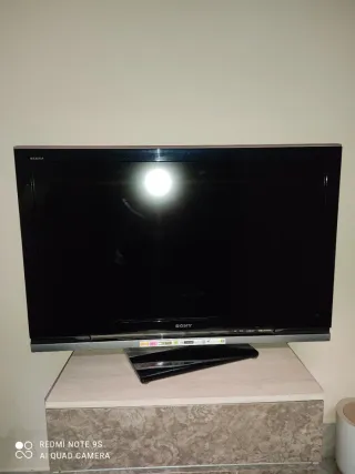 TV Sony 48 pollici nera con glitter blu