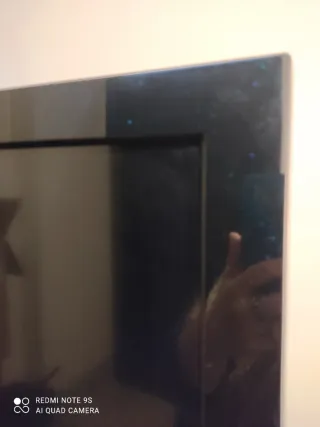 TV Sony 48 pollici nera con glitter blu