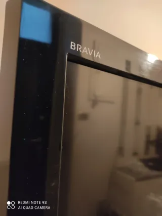 TV Sony 48 pollici nera con glitter blu