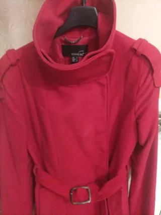 Abrigo rojo mujer