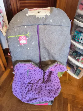 Carrito de bebé verde con estrellas