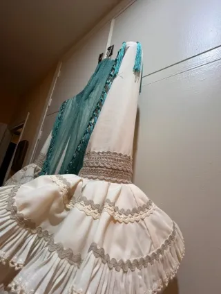 Traje Flamenca Hecho a Mano Beige y Turquesa