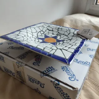 Plato de cerámica reproducción trencadis de Gaudí