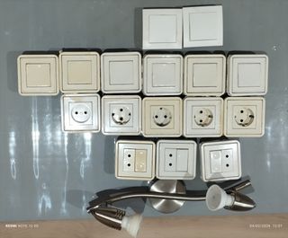 Enchufes, interruptores y lámpara