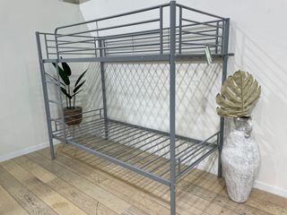 Litera metálica gris