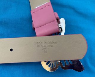 Cinturón rosa con mariposa plateada