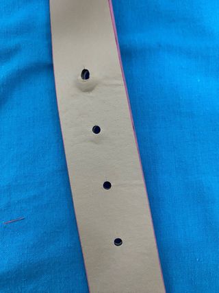 Cinturón rosa con mariposa plateada