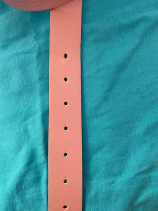 Cinturón rosa con mariposa plateada