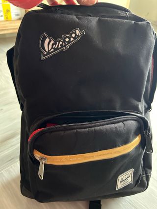 Mochila Herschel Negra con Logo Vespa